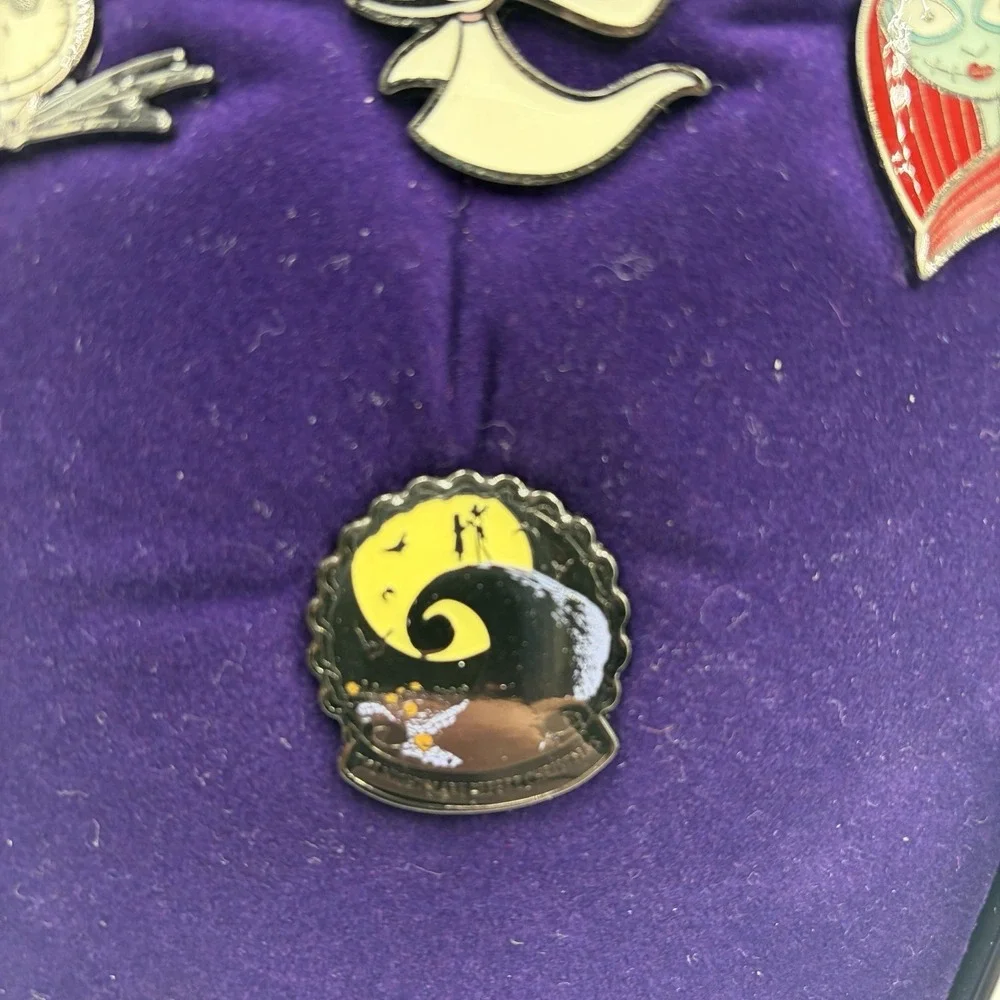 Disney The Nightmare Before Christmas Enamel 5 Pin Gift Set Coffin Tin Halloween
